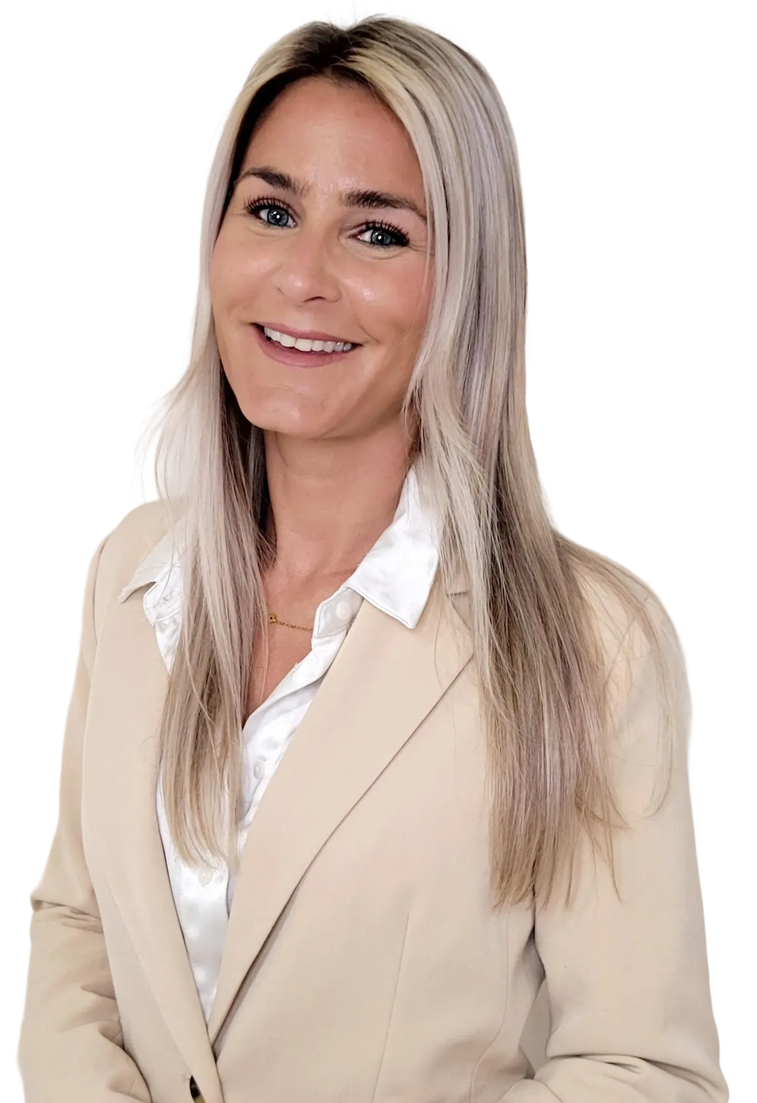 Lächelnde Frau mit langen blonden Haaren in hellem Blazer